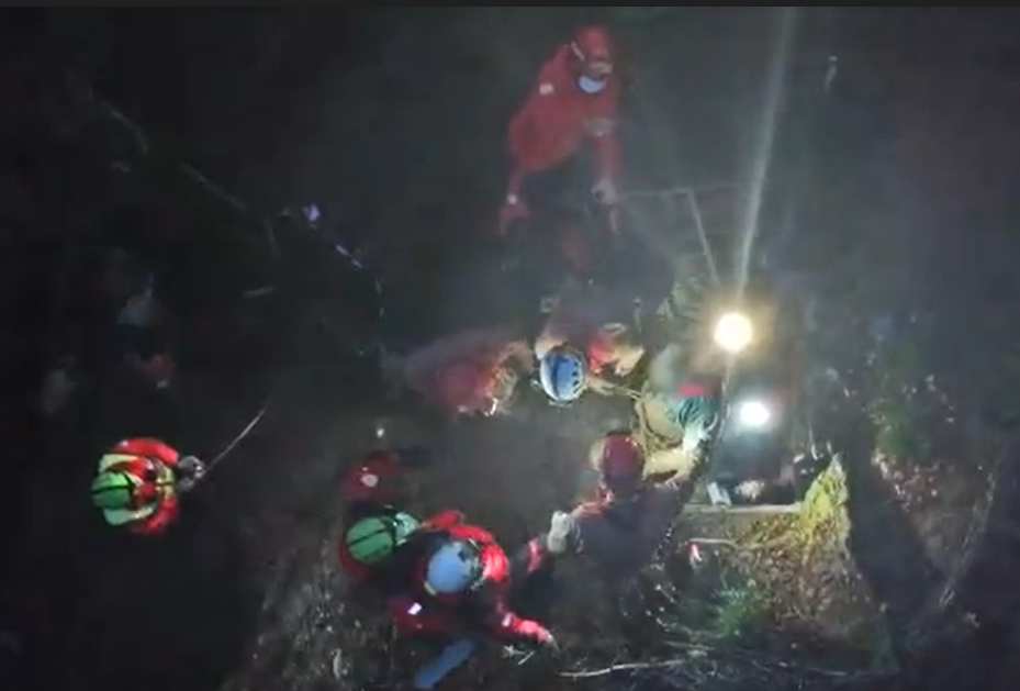 In serata è uscito dalla grotta lo speleologo infortunato VIDEO