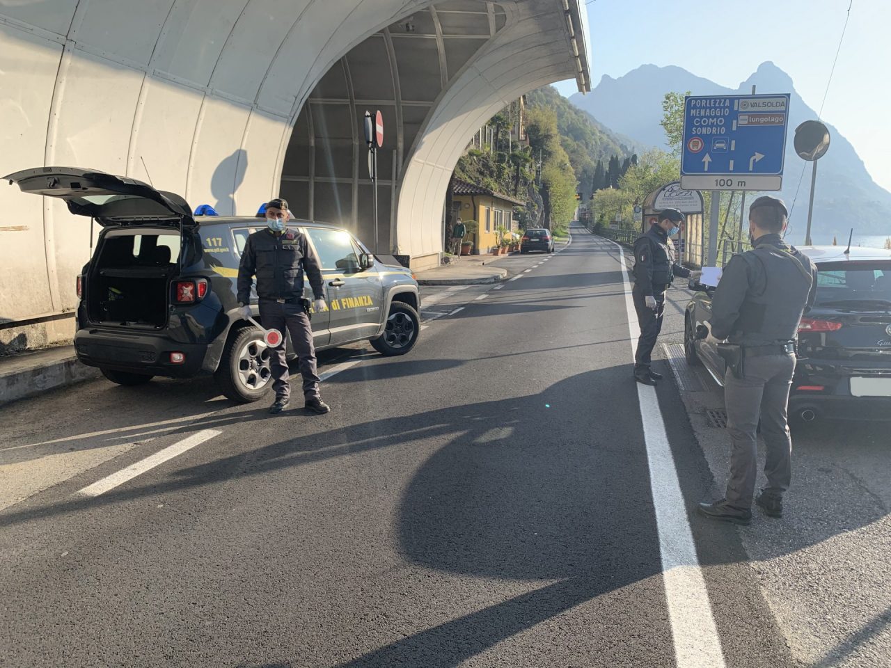 Comprano auto in Svizzera poi girano in Italia senza aver pagato dazi e iva: sequestrati 8 mezzi