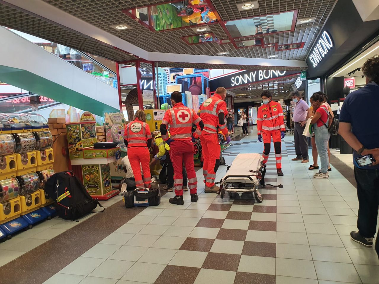 Mano incastrata a Cantù: paura per un bimbo al centro commerciale
