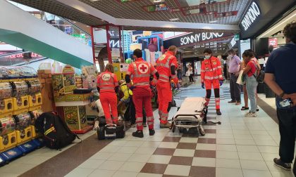 Mano incastrata a Cantù: paura per un bimbo al centro commerciale