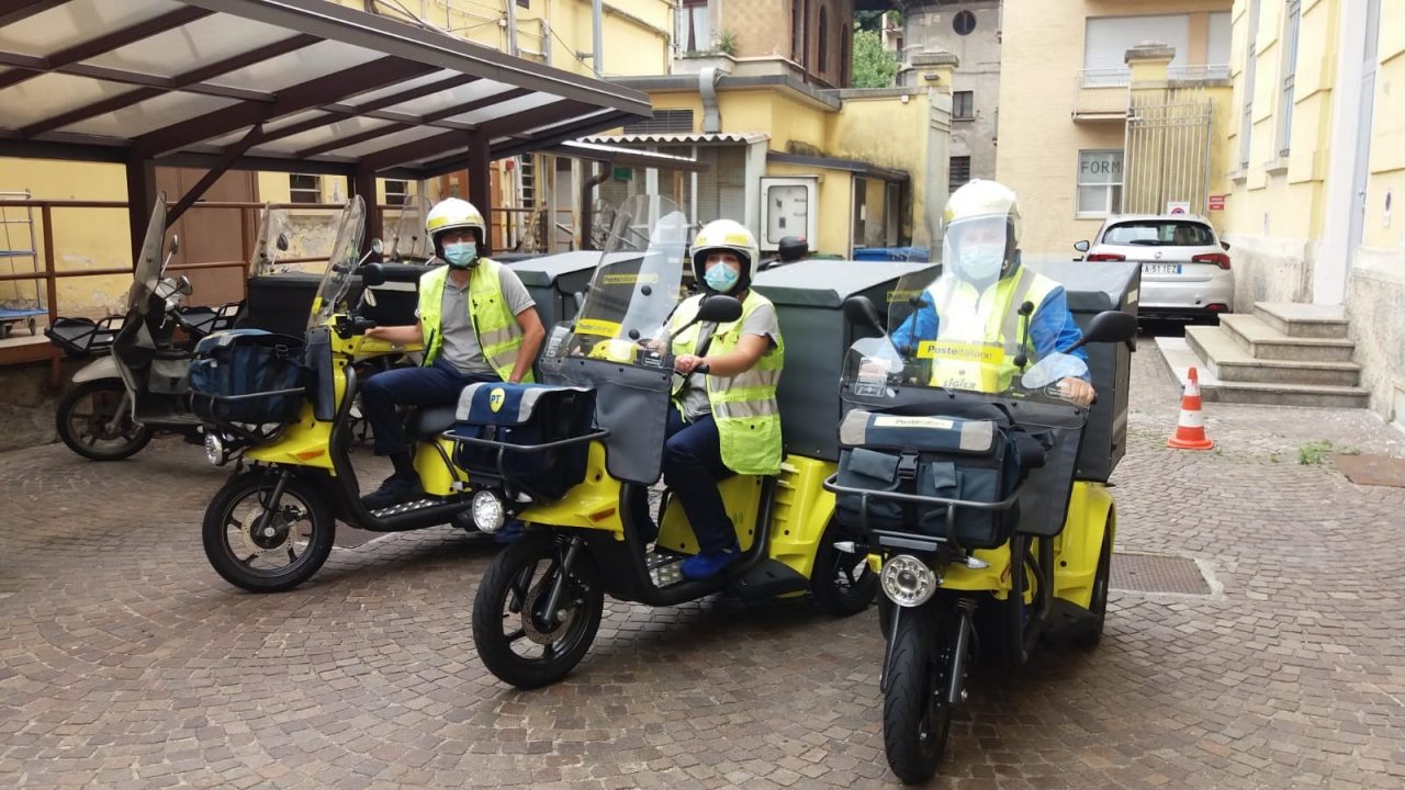 Tre nuovi mezzi elettrici per i portalettere di Como: Poste installerà anche tre colonnine di ricarica