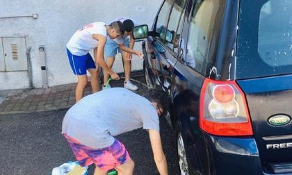 Adolescenti ai "Lavori utili" per raccogliere fondi a sostegno dell’oratorio di Villa Guardia