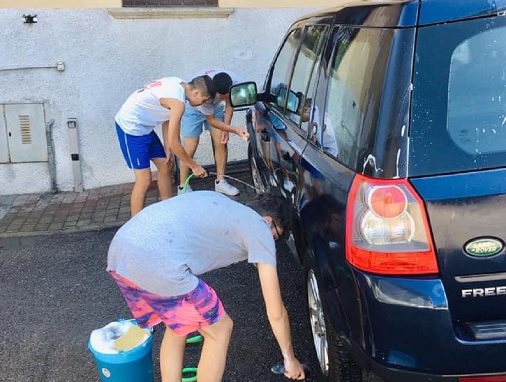 Adolescenti ai “Lavori utili” per raccogliere fondi a sostegno dell’oratorio di Villa Guardia