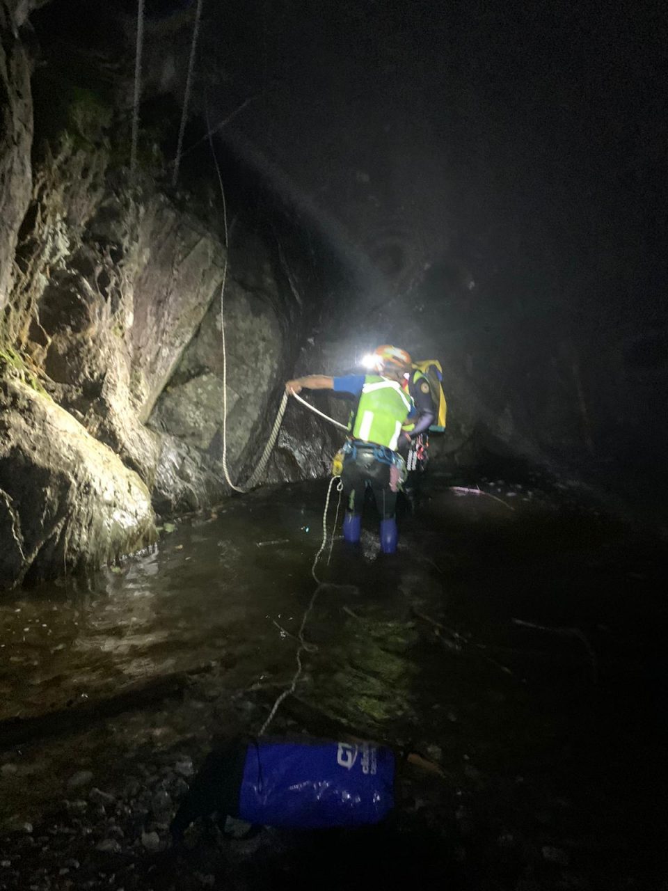 Paura per tre turisti svizzeri: il buio e la pioggia li hanno intrappolati nella gola del torrente Bares