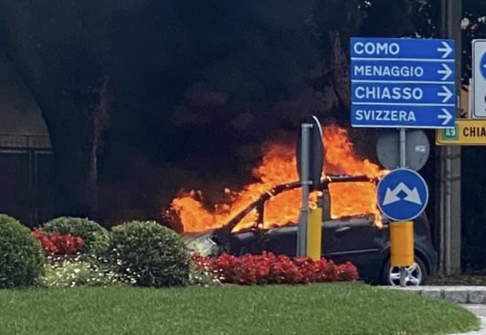 Auto in fiamme a San Fermo