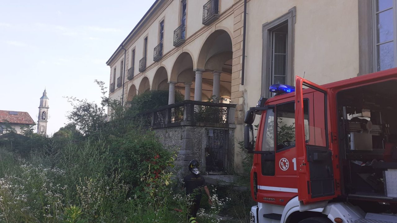Incendio al Castello d’Inverigo FOTO