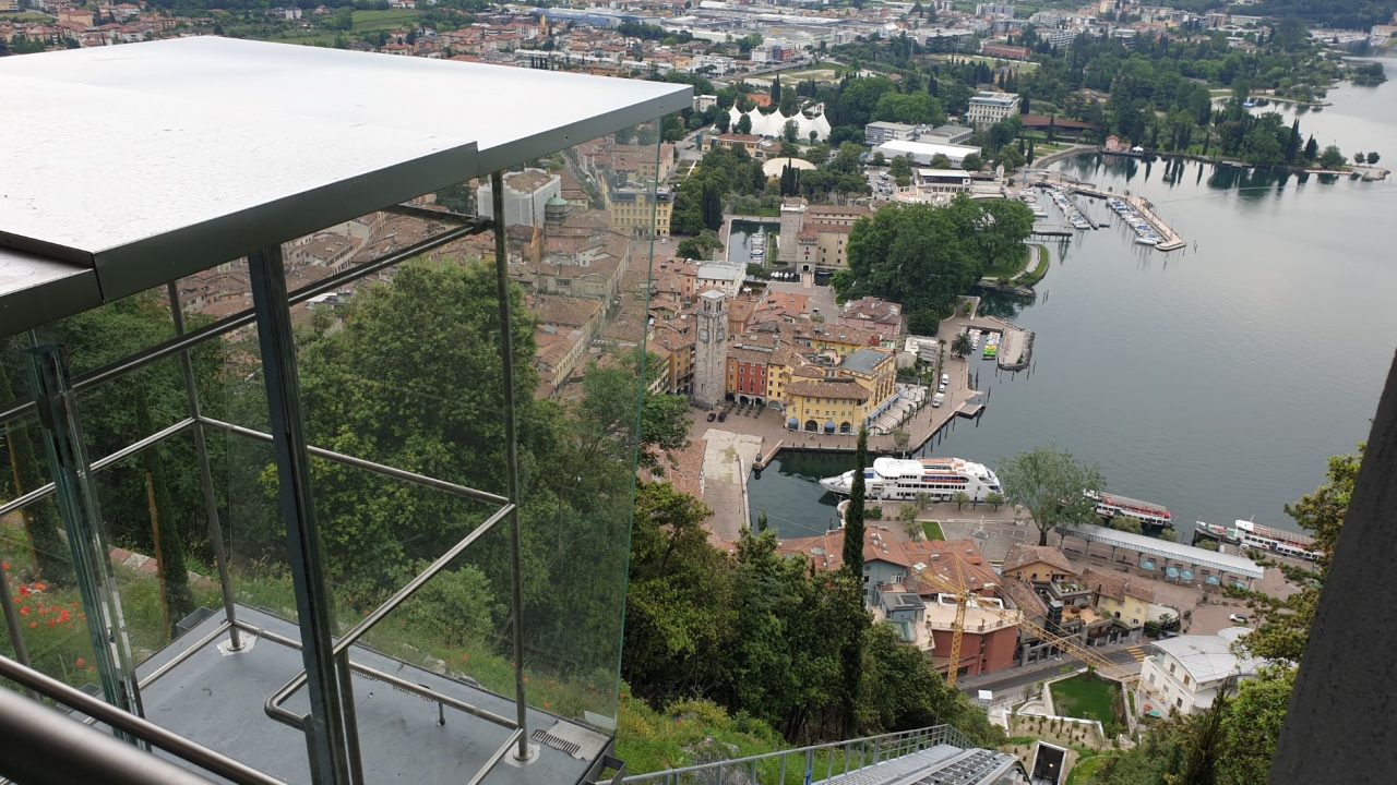 Ascensore panoramico a Riva del Garda realizzato dall’azienda comasca Maspero Elevatori