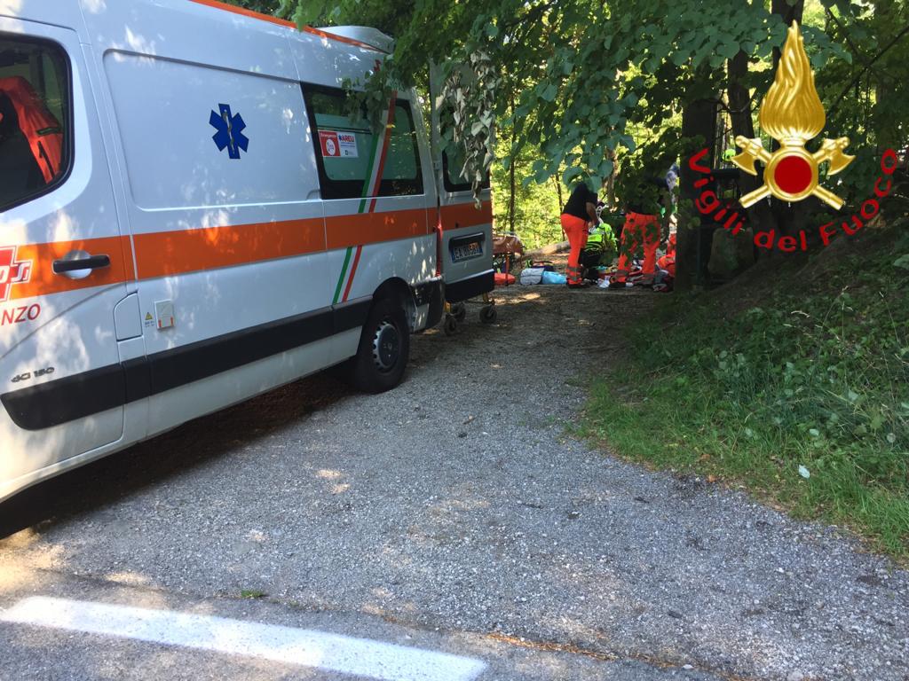 Perde il controllo della moto e finisce contro un cancello