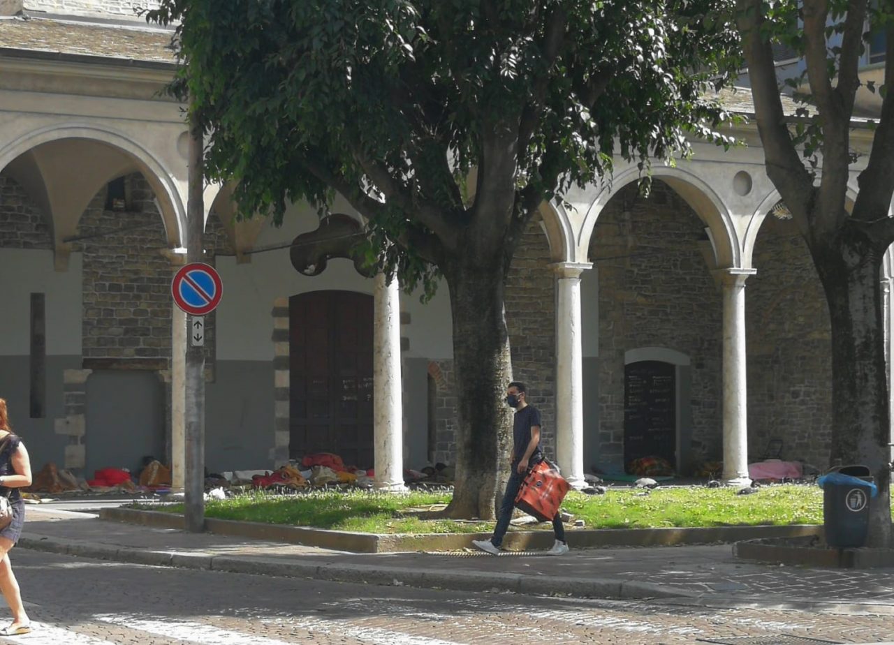 Polizia ai portici di San Francesco: identificate 10 persone, 4 gli irregolari sul territorio