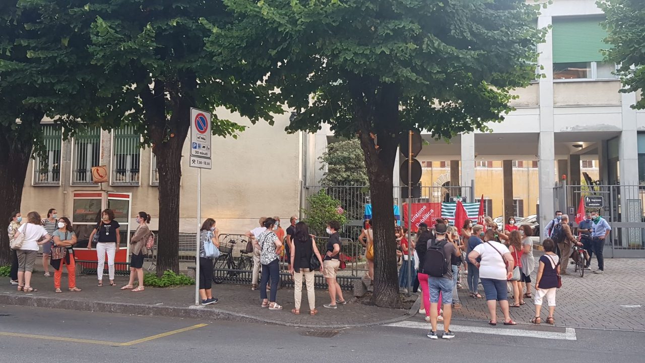 No alla privatizzazione dei nidi di Como, manifestanti davanti al Comune. Cgil: “Per l’amministrazione è un problema di personale”