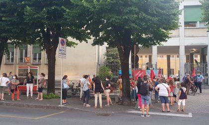 No alla privatizzazione dei nidi di Como, manifestanti davanti al Comune. Cgil: "Per l'amministrazione è un problema di personale"