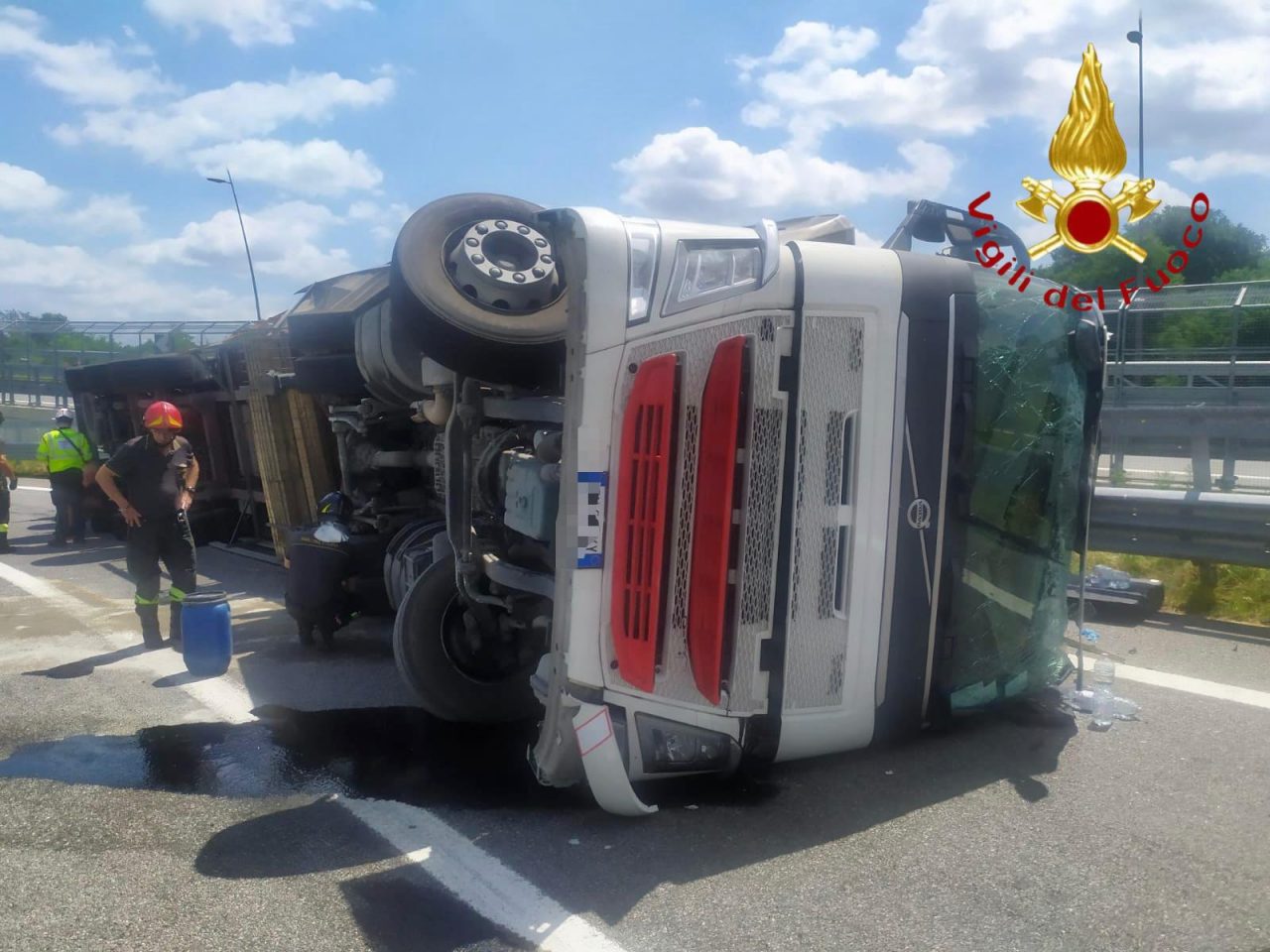 Incidente sulla A9 si ribalta un bilico, ferito l’autista