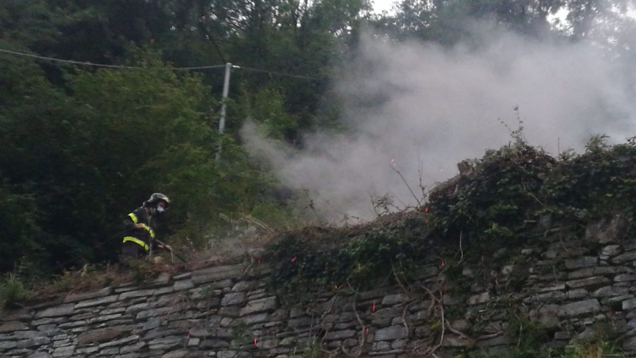 Terrazzamento a Moltrasio in fiamme: Vigili del Fuoco al lavoro all’alba VIDEO