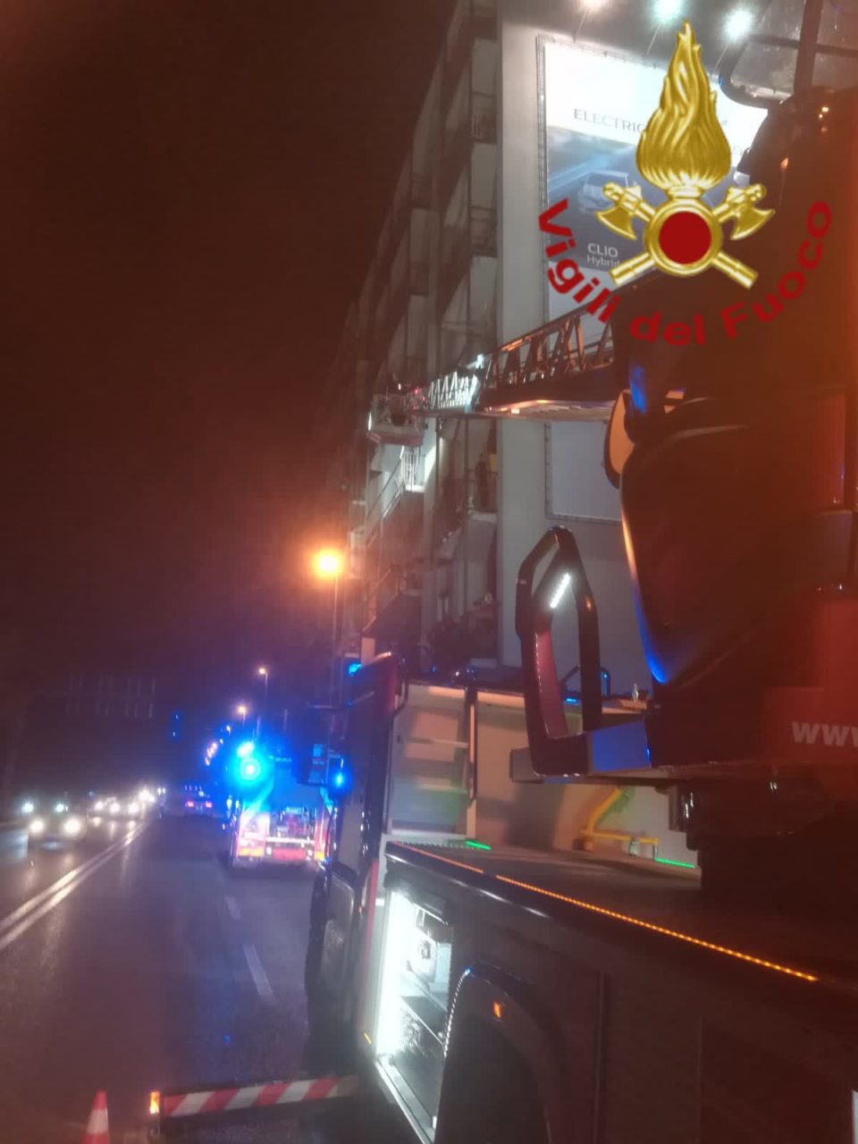 Cucina in fiamme in via Napoleona: madre e due figli costretti fuori casa per la notte FOTO