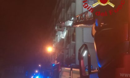 Cucina in fiamme in via Napoleona: madre e due figli costretti fuori casa per la notte FOTO