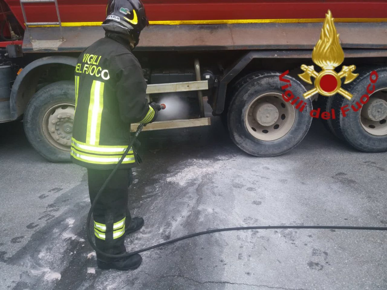 Camion in fiamme a Colverde: Vigili del Fuoco al lavoro
