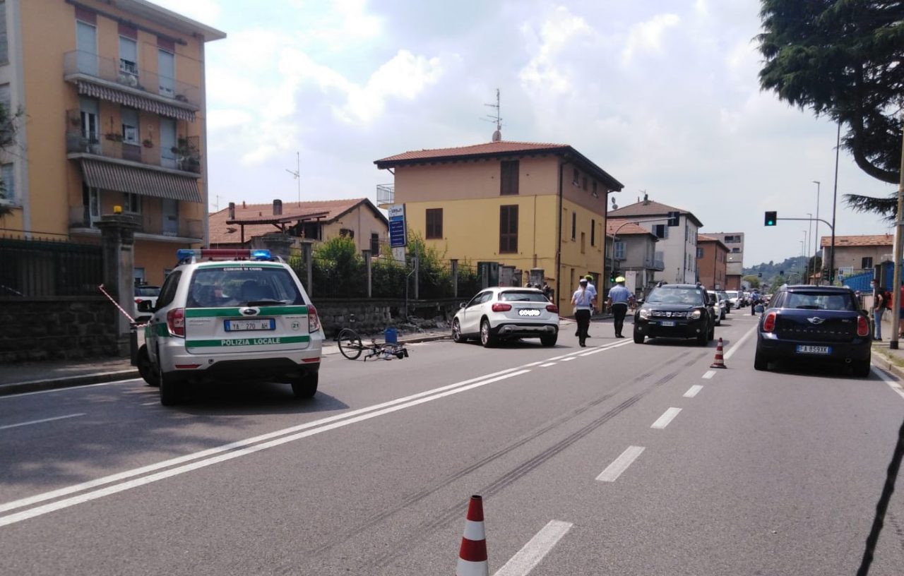 Scontro tra auto e bici in via Paoli: gravissima la ciclista FOTO