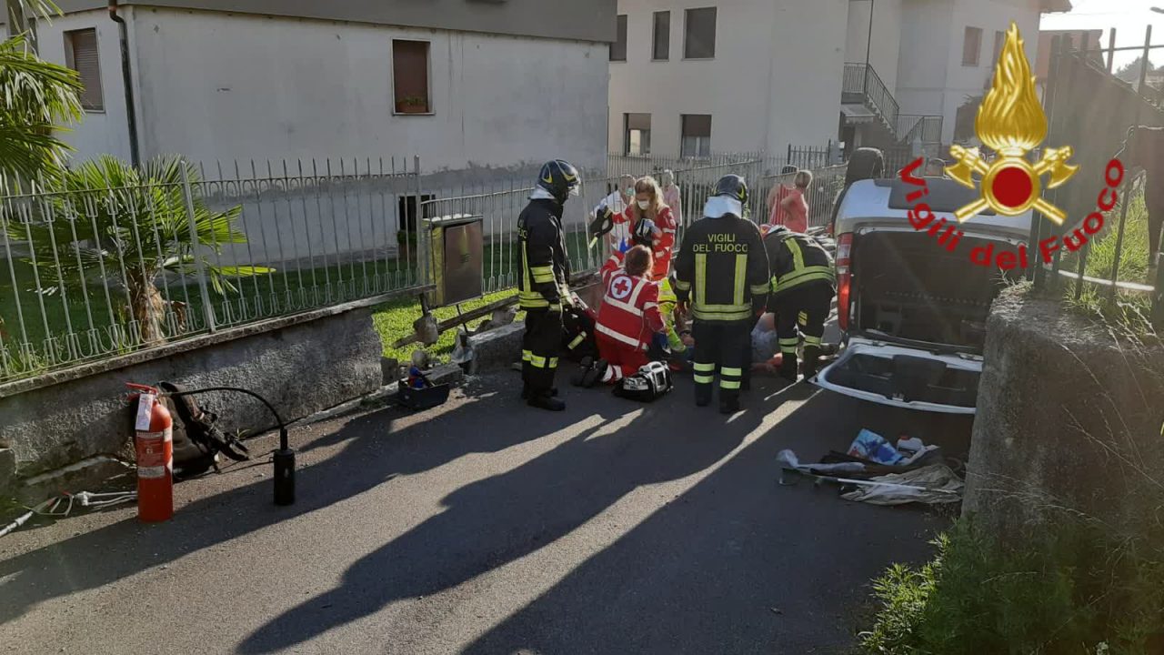 Auto si ribalta, Vigili del fuoco a Tavernerio