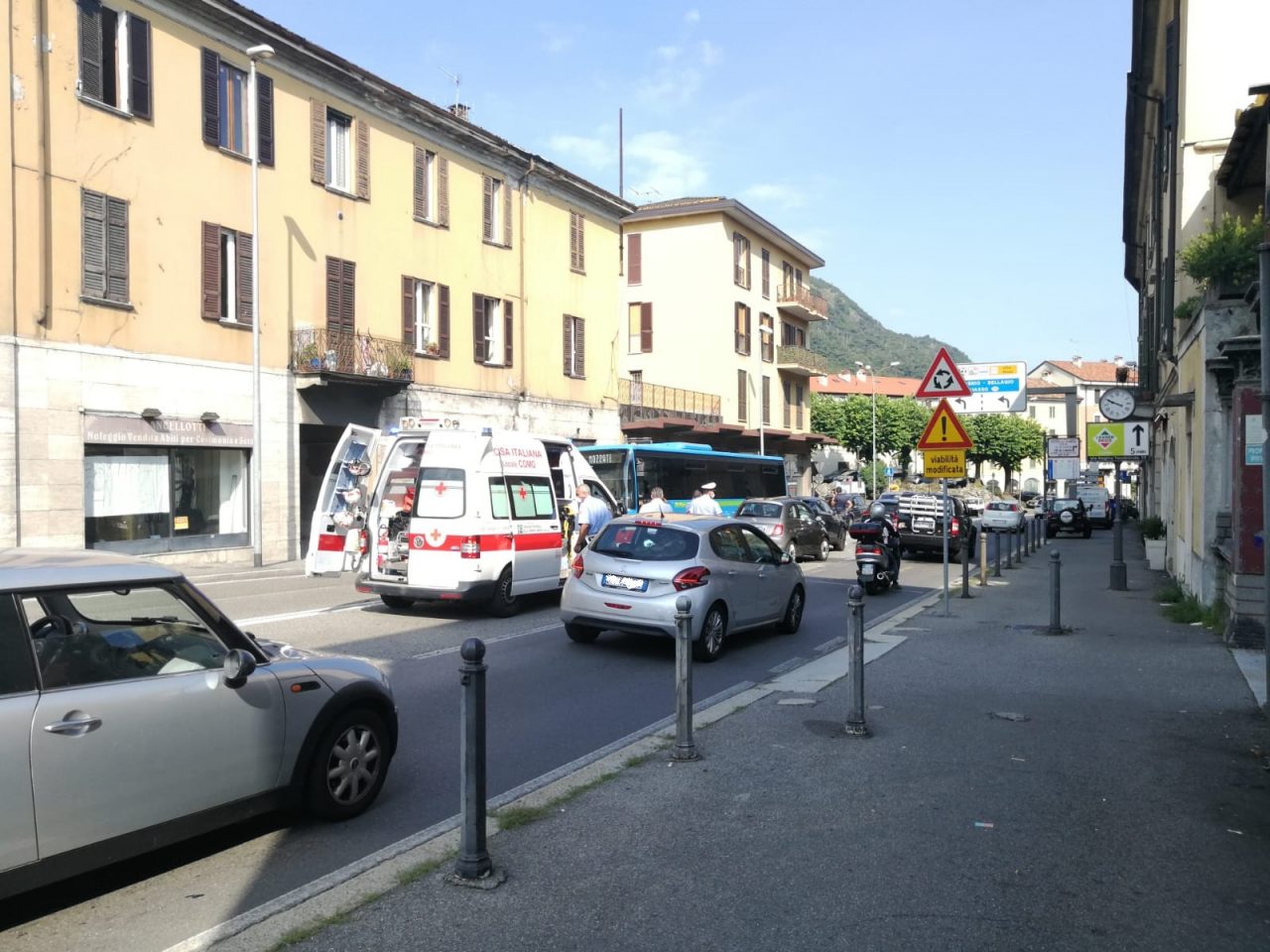 Tamponamento in Napoleona: caos traffico per entrare a Como FOTO