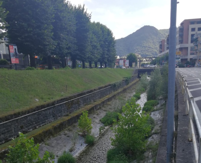 Cosia in secca per la siccità: la Protezione civile sfrutta il momento per ripulire il letto del torrente