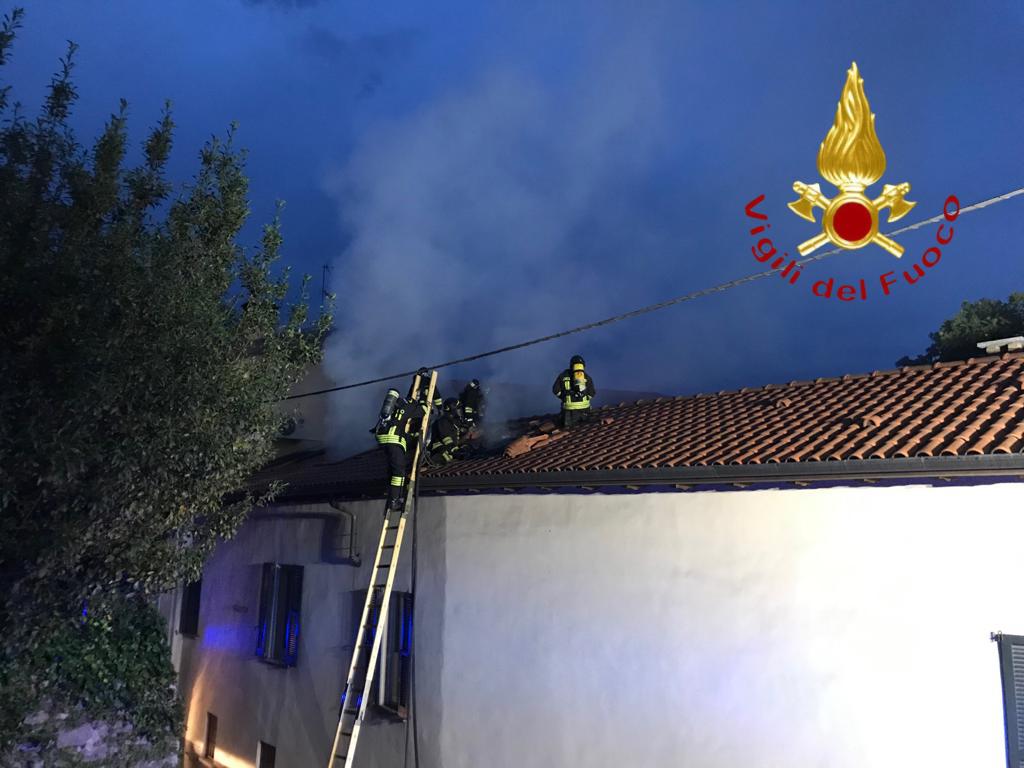 Incendio tetto a Cantù: maxi-mobilitazione di pompieri VIDEO
