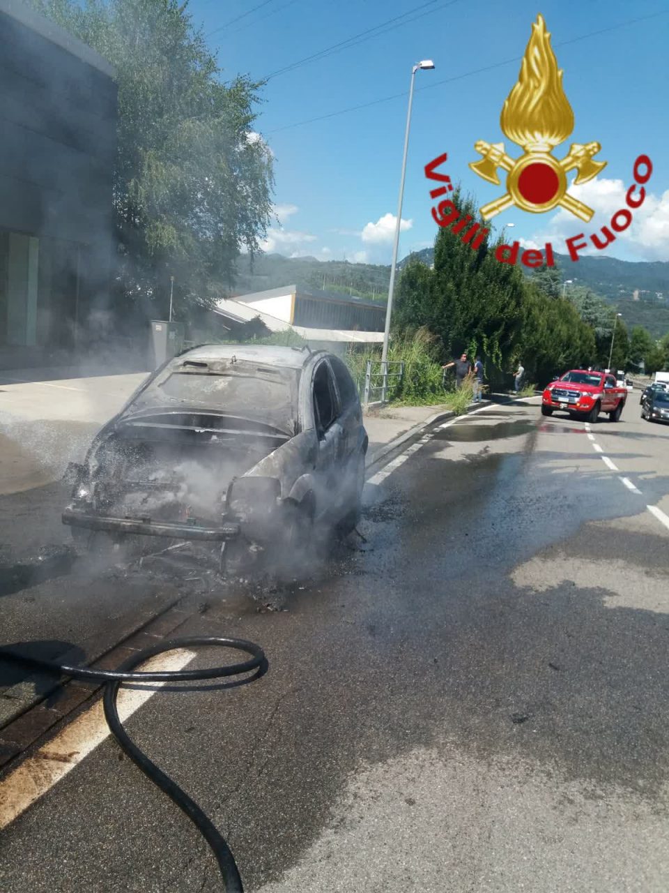 Auto in fiamme in via Pasquale Paoli FOTO