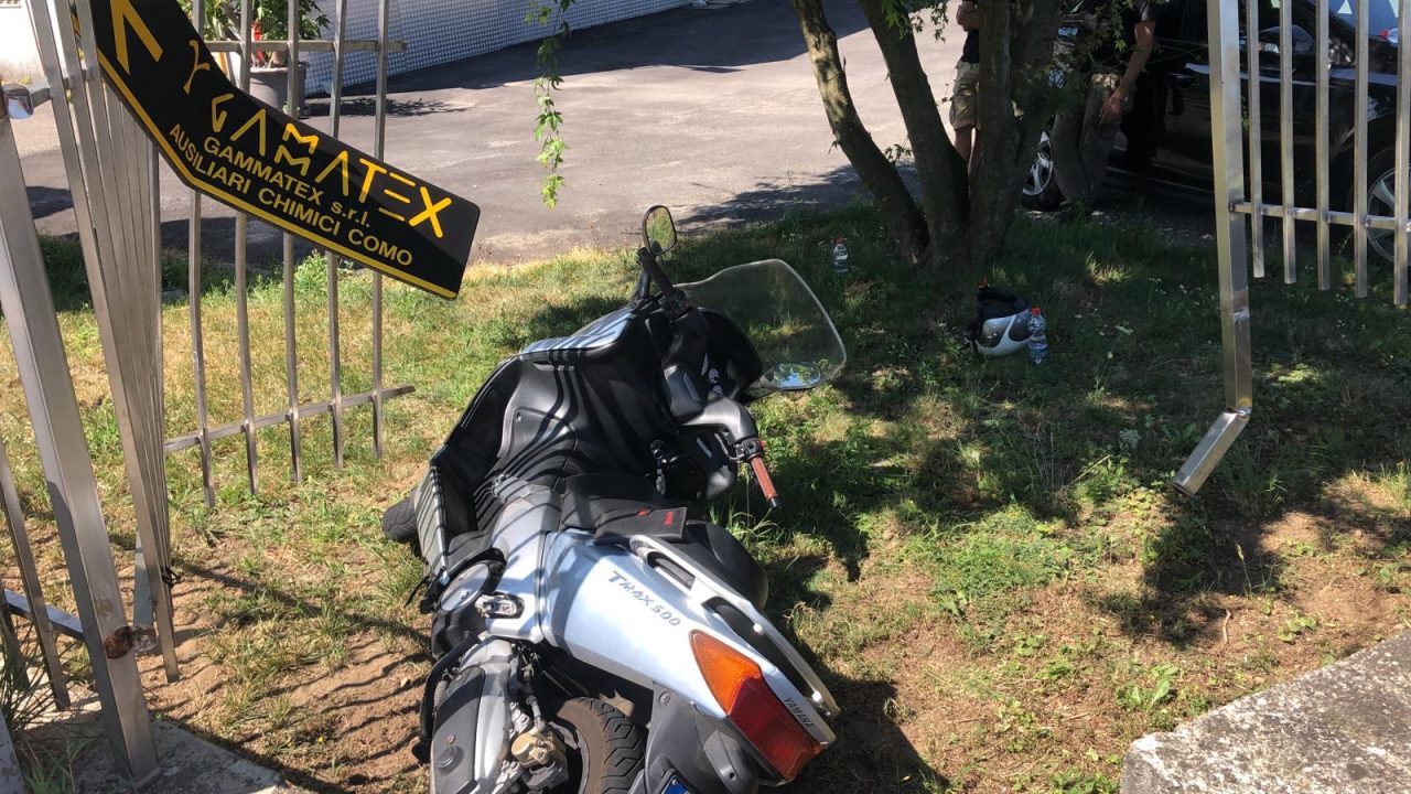 Incidente a Colverde: finisce con lo scooter contro la recinzione di una ditta VIDEO e FOTO