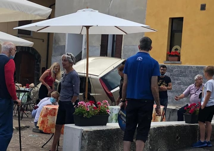 Paura in Valle Intelvi: auto piomba sulla piazzetta di un bar