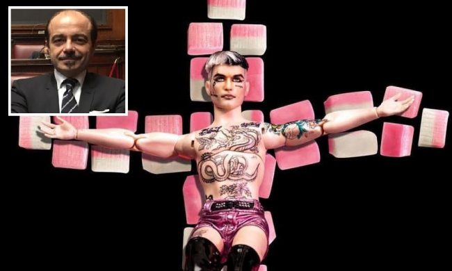 L’onorevole Butti furente contro il cantante Achille Lauro: “E’ da cura psichiatrica”