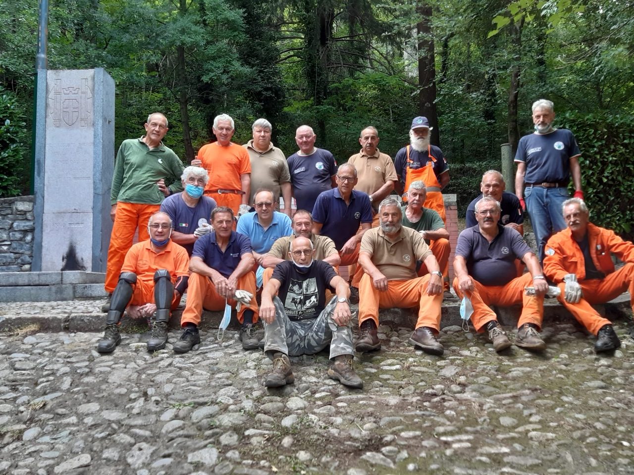 Volontari della Protezione Civile dell’ANA di Como ripuliscono il Parco delle Rimembranze. Turba: “I nostri volontari sono sempre presenti”