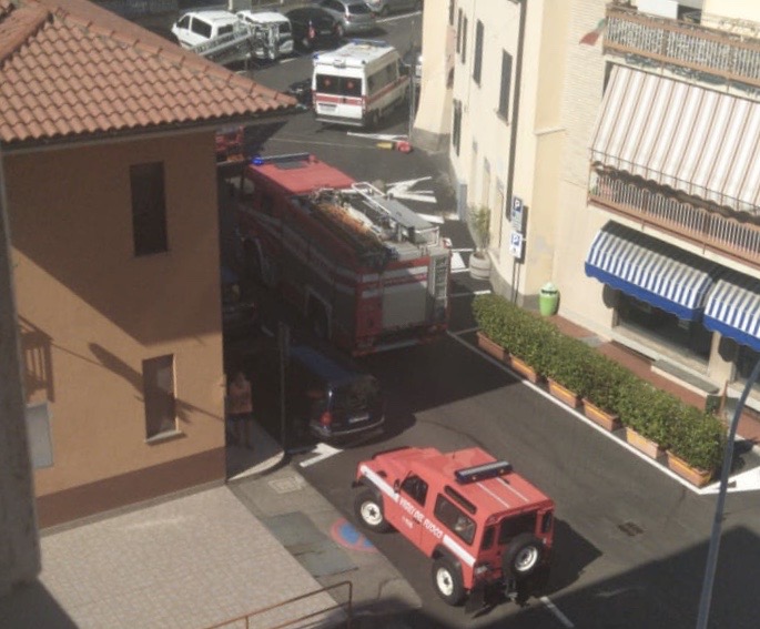 Vigili del fuoco si arrampicano per soccorrere una persona