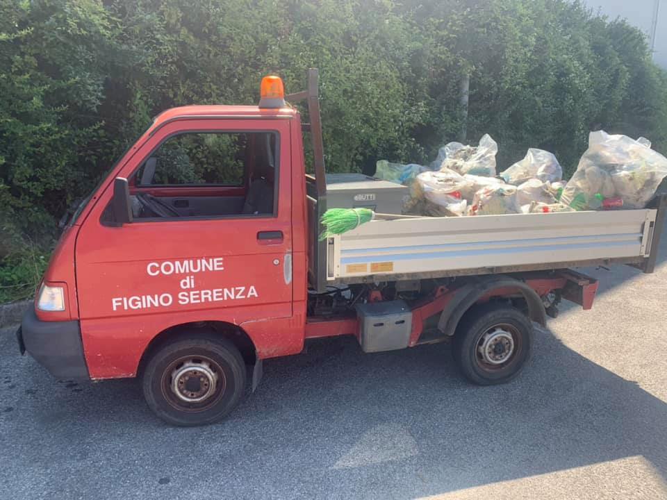 Sindaco spazzino per un giorno insieme ai volontari: “Grazie a tutti quelli che ci hanno aiutato”