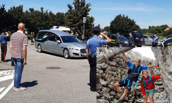 Gemelli uccisi dal padre le musica di Vasco Rossi al funerale VIDEO