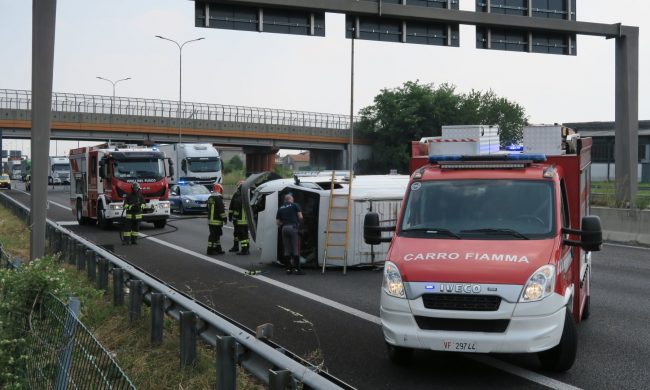 Furgone ribaltato sulla Valassina e il traffico va in tilt