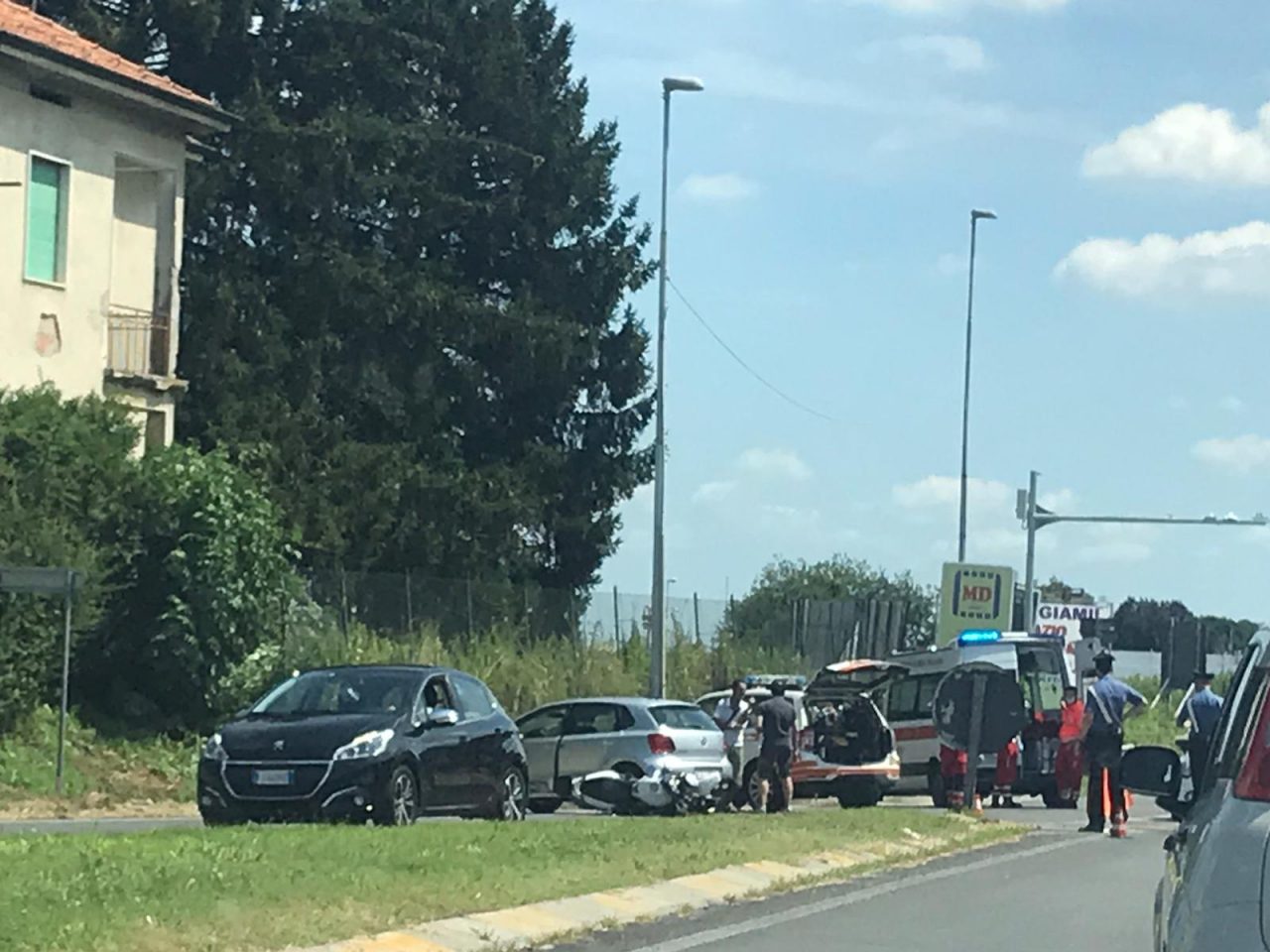 Scontro tra auto e moto sulla Statale dei Giovi FOTO