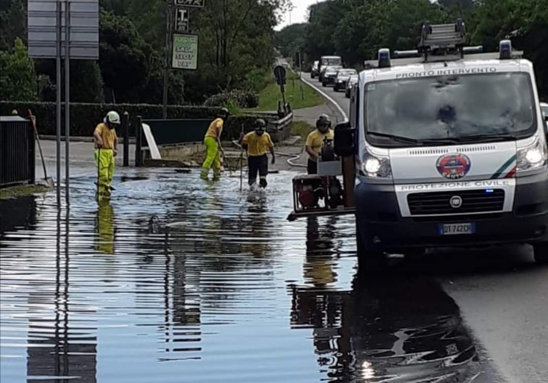 Temporali e allagamenti: super lavoro per la Protezione civile di Cantù FOTO