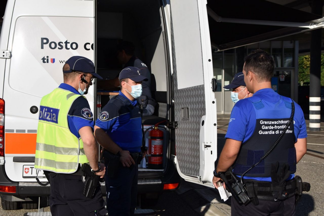 Arrestato al confine tra Italia e Svizzera un uomo ricercato