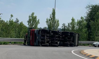 Camion ribaltato sulla Como-Lecco soccorso l'autista
