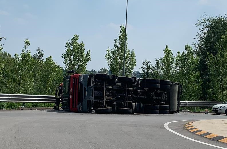 Camion ribaltato sulla Como-Lecco soccorso l’autista