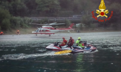 Imbarcazione si ribalta nel lago: disperso un giovane, le ricerche proseguono domani