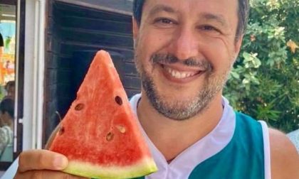 Matteo Salvini al mare con la maglia della Pallacanestro Cantù