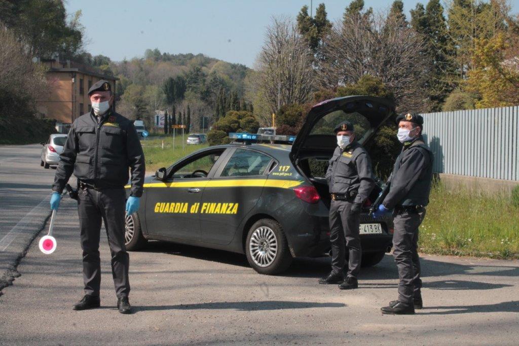 La Guardia di Finanza in volo individua un’area con 16 piante di marijuana