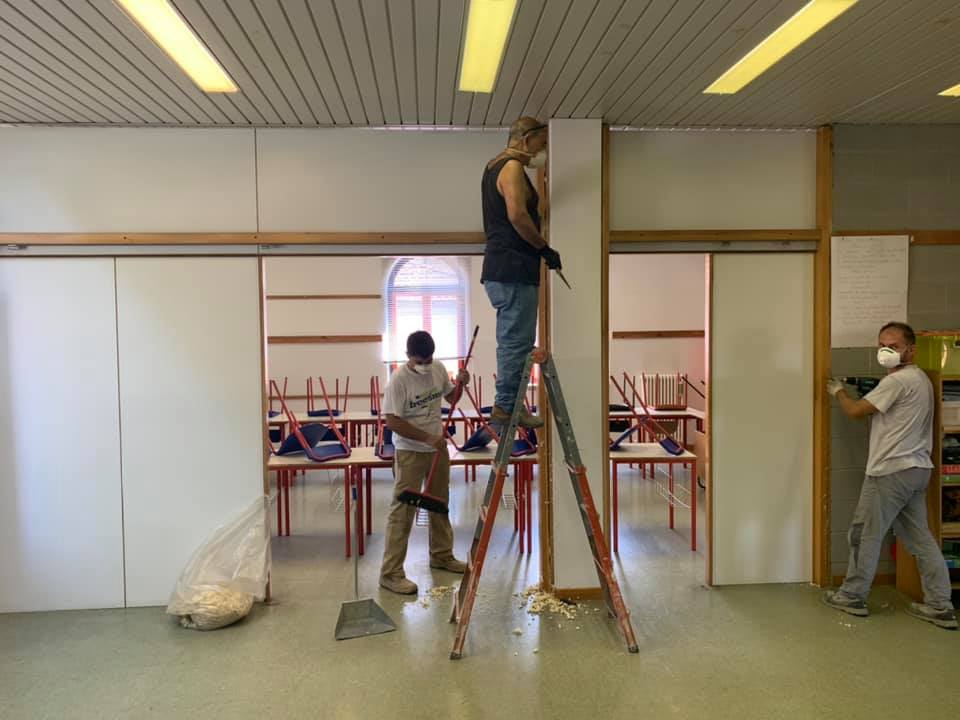 Figino Serenza, iniziati i lavori nelle scuole: via le pareti per classi più ampie