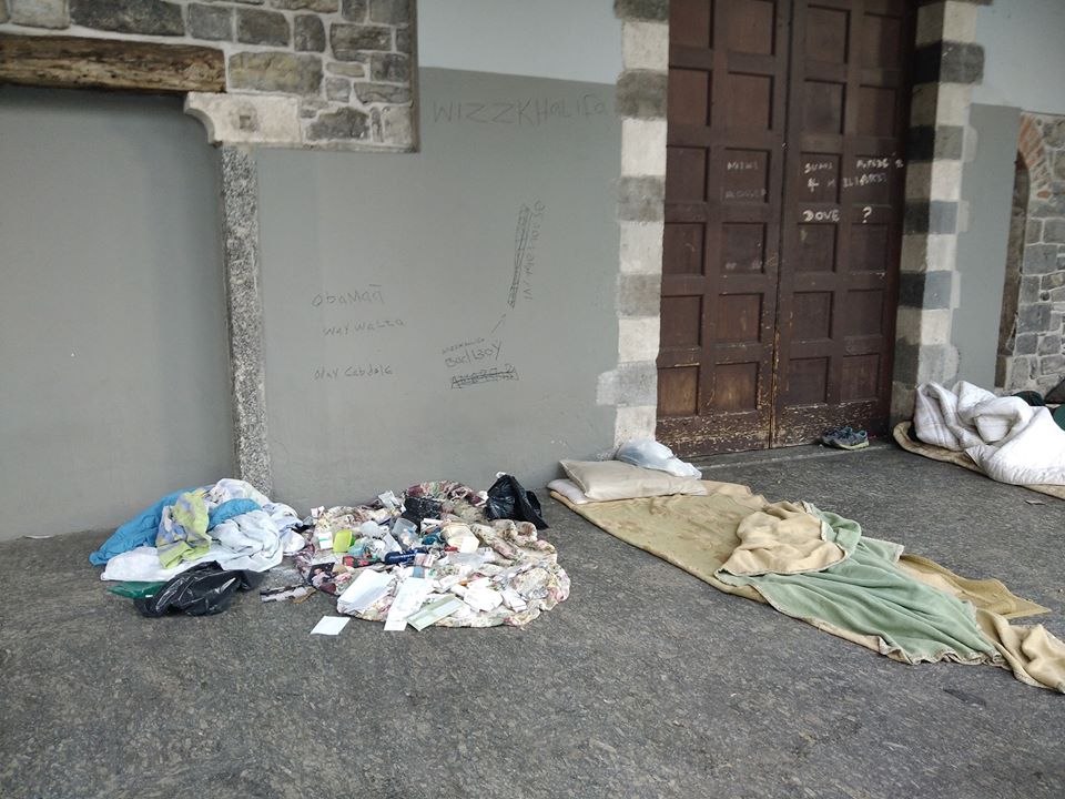 Senzatetto a San Francesco, Cominciamo da Como: “Hanno lasciato farmaci scaduti sotto i portici, un giovane li ha assunti”