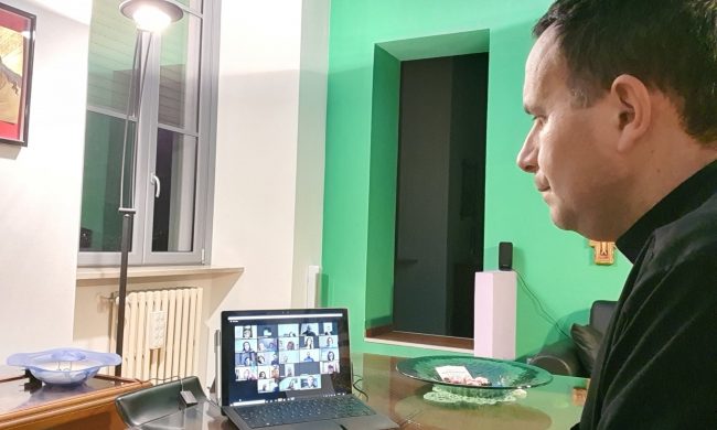 Scuole, arriva la deroga “mascherina”. Don Andrea Cattaneo: “Noi abbiamo investito, questo è un ridicolo teatro”