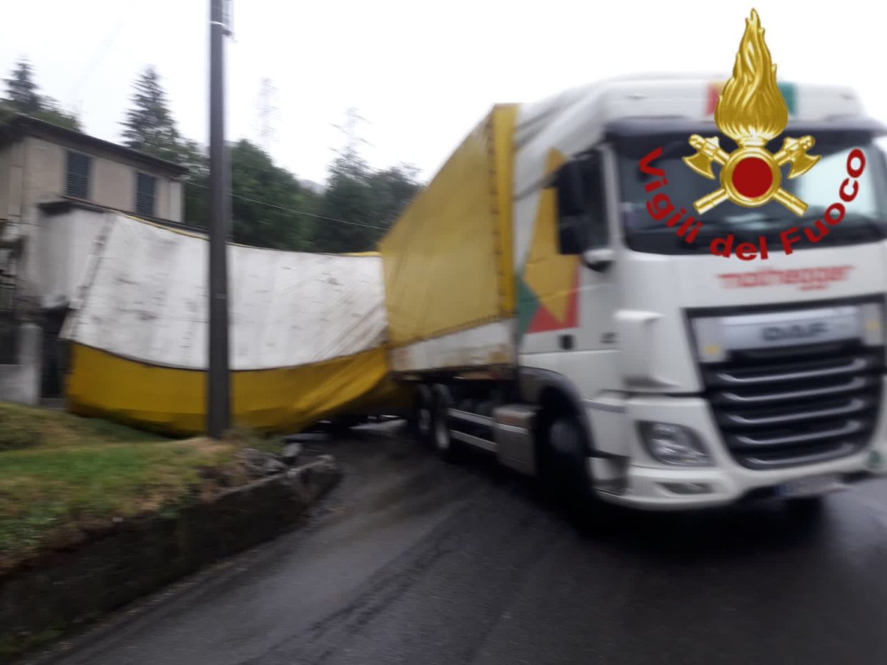 Tir con rimorchio si ribalta a Plesio FOTO