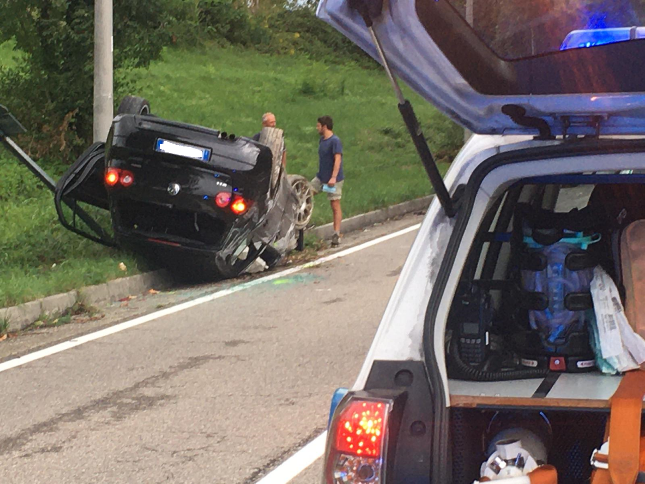 Incidente a Ronago si ribalta con l’auto