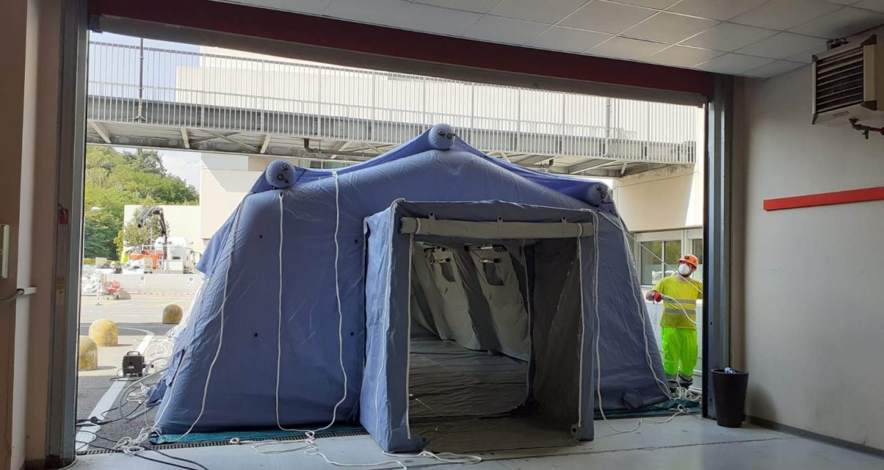 Allestiti due tendoni vicino all’ingresso del Pronto soccorso dell’ospedale Sant’Anna