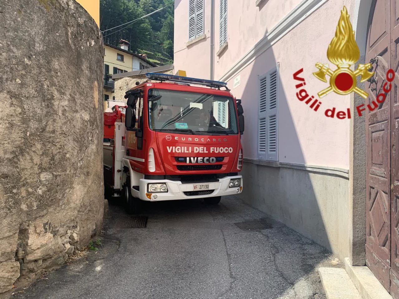 Tegole pericolanti a Dongo, arrivano i pompieri