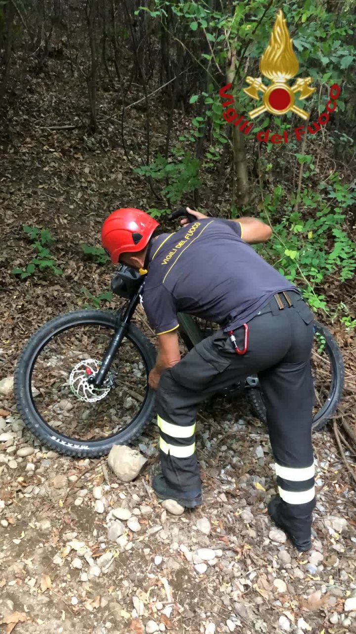 Ciclista cade nei boschi in località Pin Umbrela